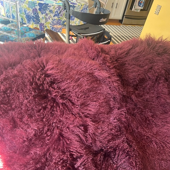 Plush Burgundy Mongolian Fur throw - Picture 2 of 3